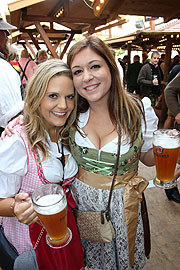 "Beim Biermann"  am Haupteingang Paulskirche auf dem Oktoberfest 2017: Weißbier Spezialitäten von Paulaner